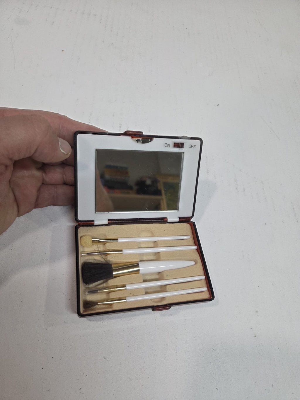 Set de brochas de maquillaje vintage con estuche carey y espejo con luz