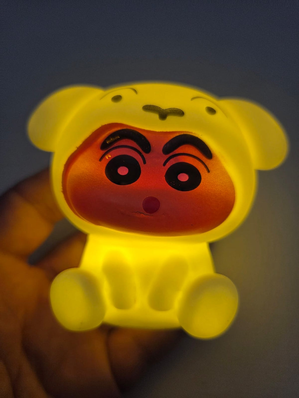Lámpara de Noche LED Shin-Chan Disfraz Nevado | Luz Quitamiedos Infantil y Coleccionable