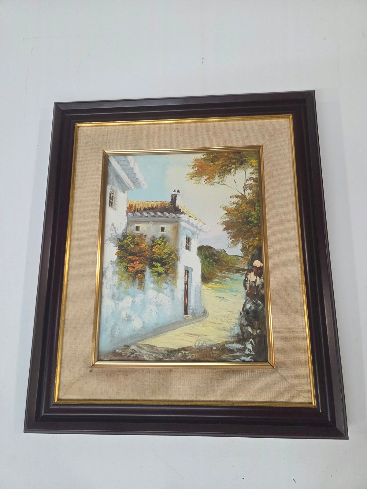 Cuadro al Óleo Paisaje Rural Mediterráneo – Casa Blanca Tradicional con Marco de Madera (45 x 52 cm)