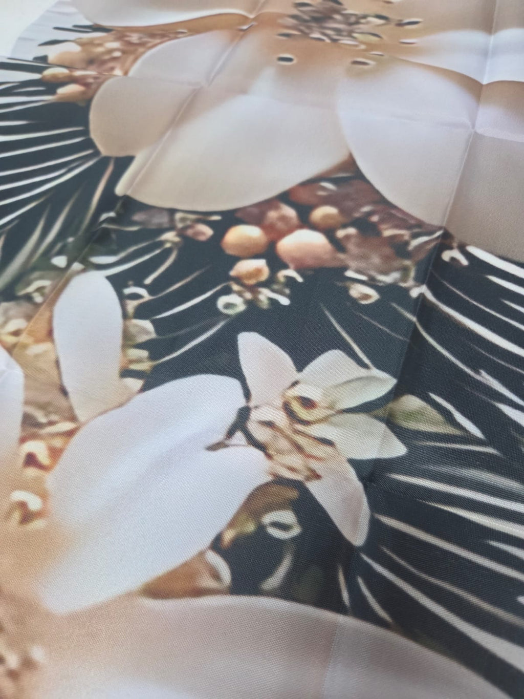 Camino de Mesa Navideño «Elegancia Botánica» con Magnolias Blancas y Piñas de Pino
