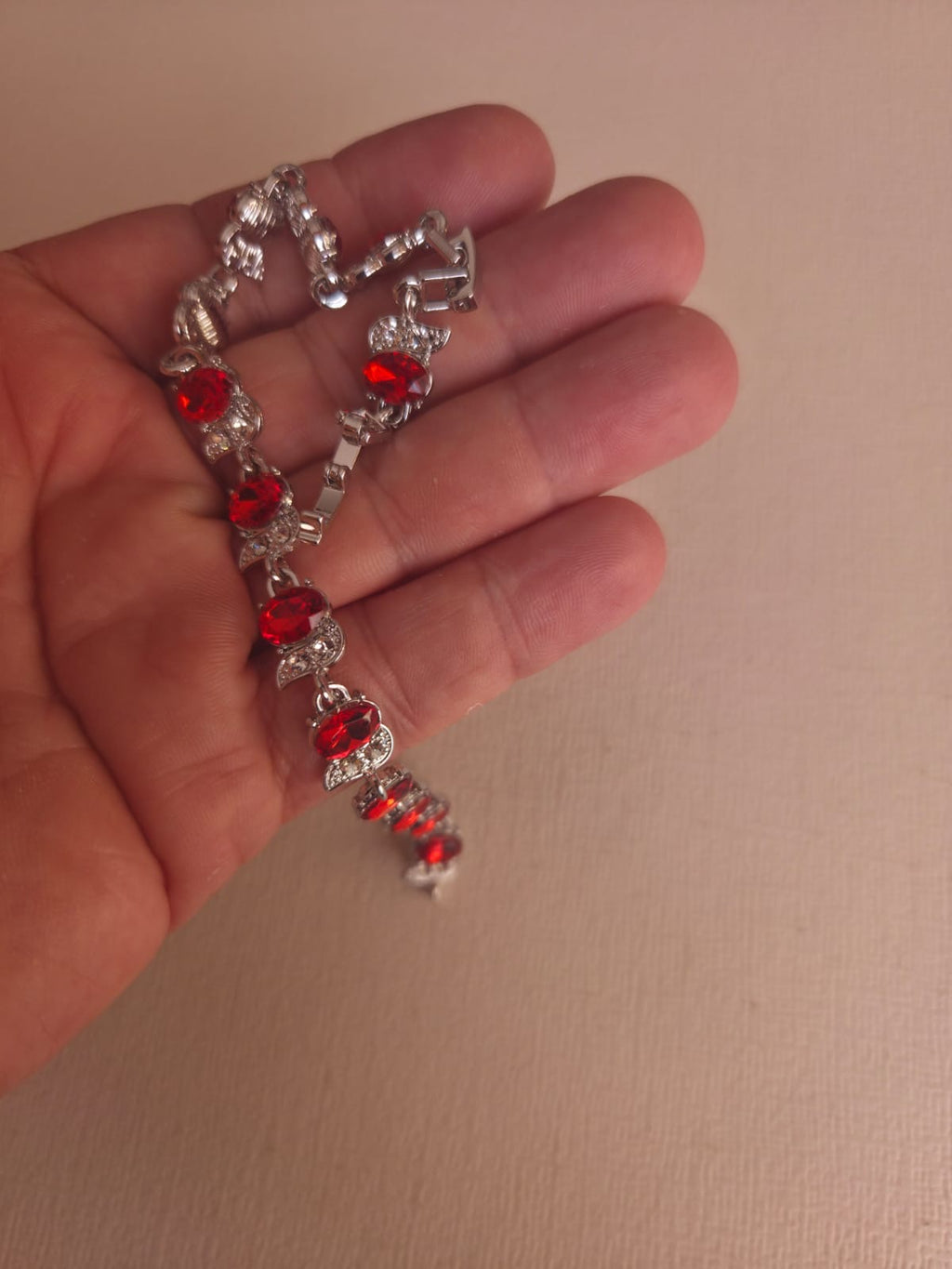 Pulsera Elegance de Cristales Ovalados en Rojo Rubí y Plateado