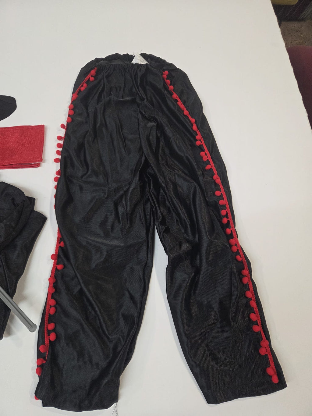 Disfraz Infantil de Zorro / Bandido Misterioso para Niños (Talla 7-9 años) – Incluye Camisa, Pantalón, Capa, Máscara, Fajín y Espada