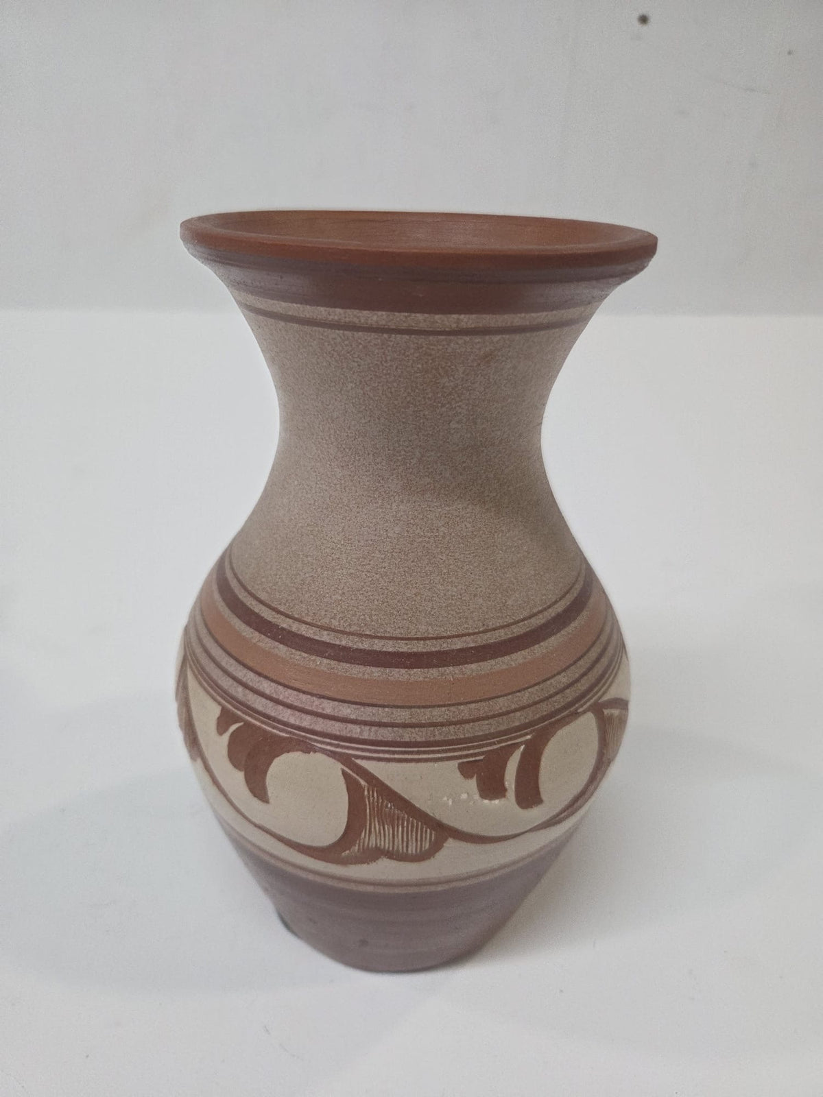 Jarrón Artesanal de Cerámica de Barro Pintado a Mano - Estilo Rústico Vintage (18 cm)