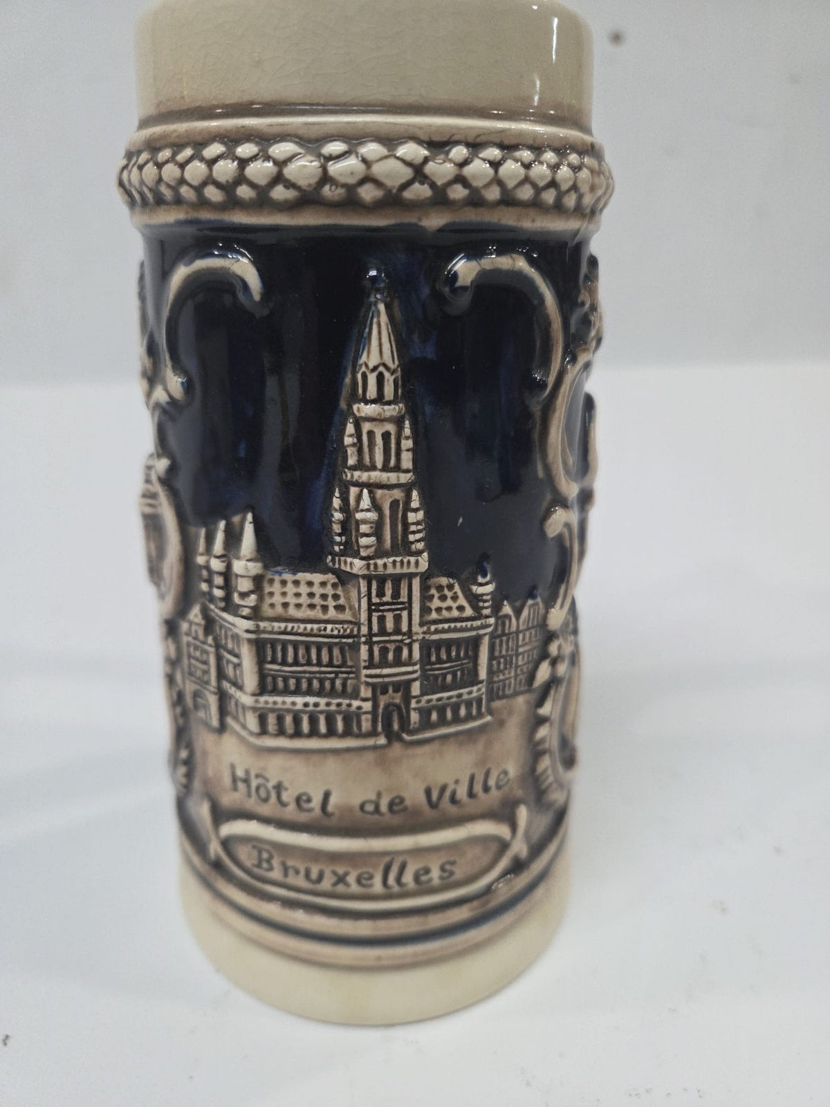 Jarra de Cerveza Alemana / Belga de Cerámica en Relieve - Souvenir de Bruselas (Manneken Pis, Palais de Justice y Hôtel de Ville)
