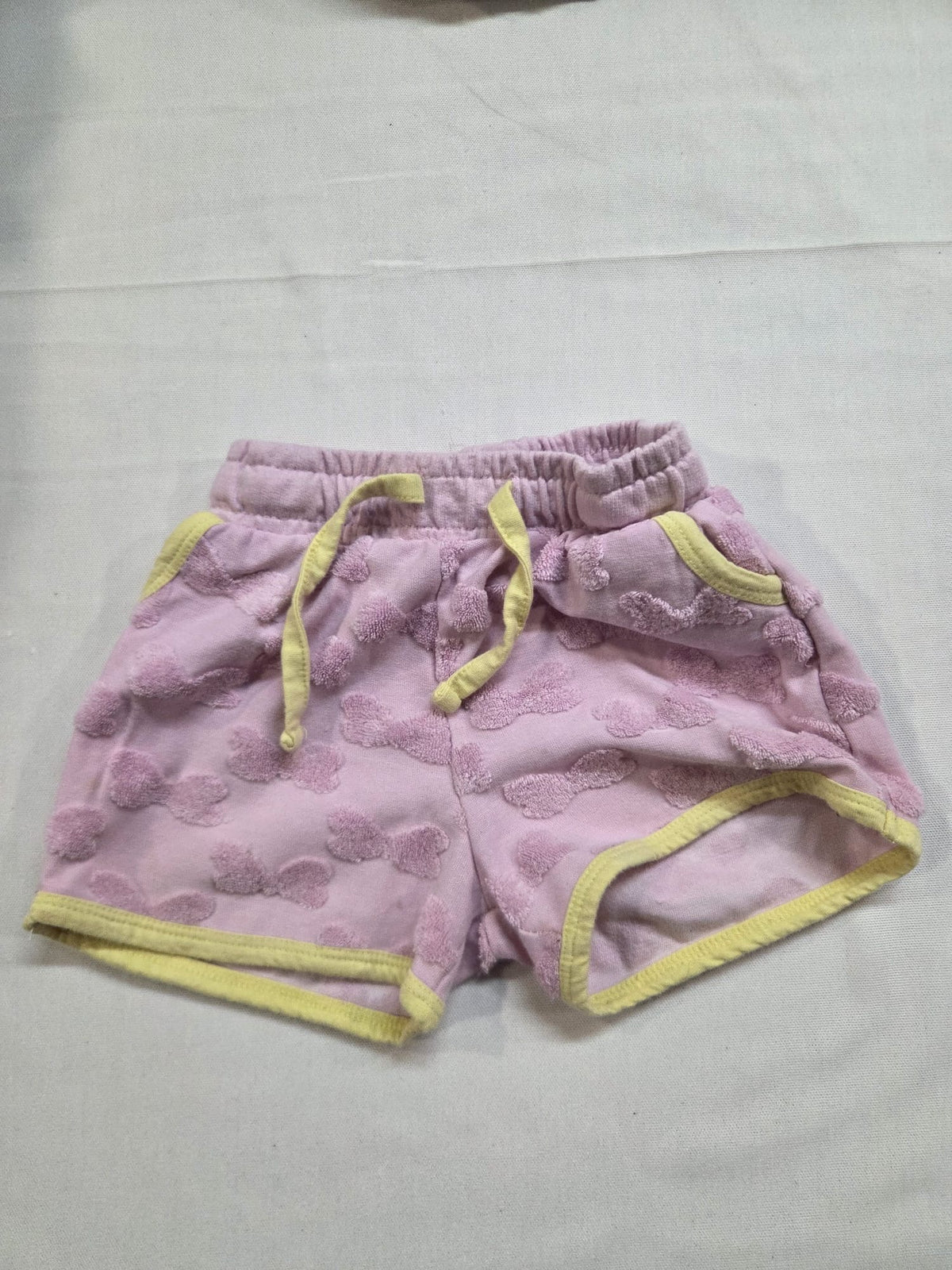 Shorts / Pantalón corto bebé niña Disney Baby rosa con lazos y detalles amarillos