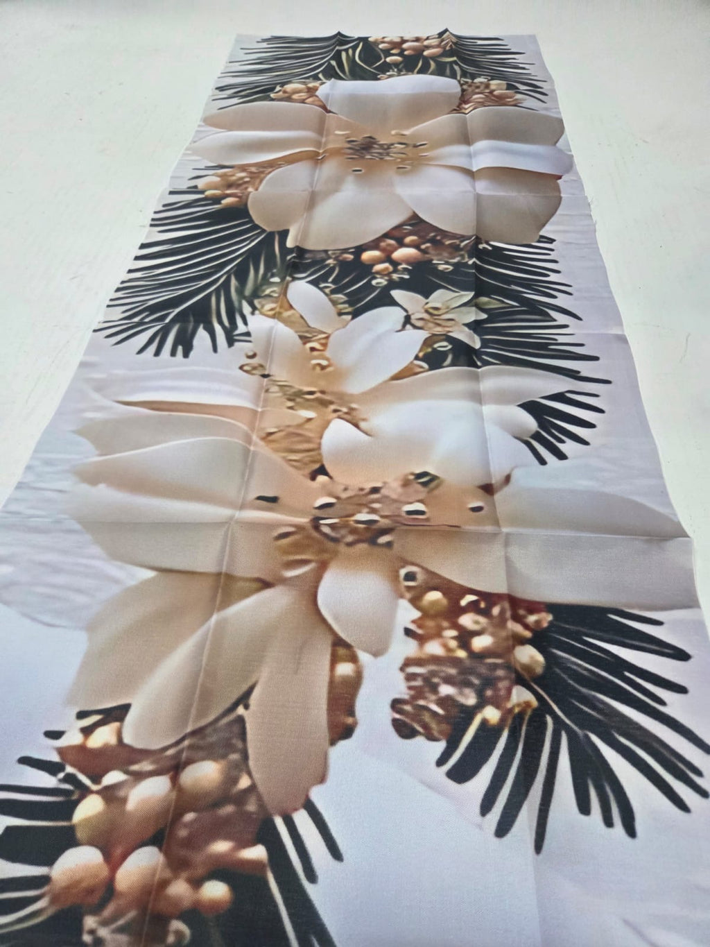 Camino de Mesa Navideño «Elegancia Botánica» con Magnolias Blancas y Piñas de Pino