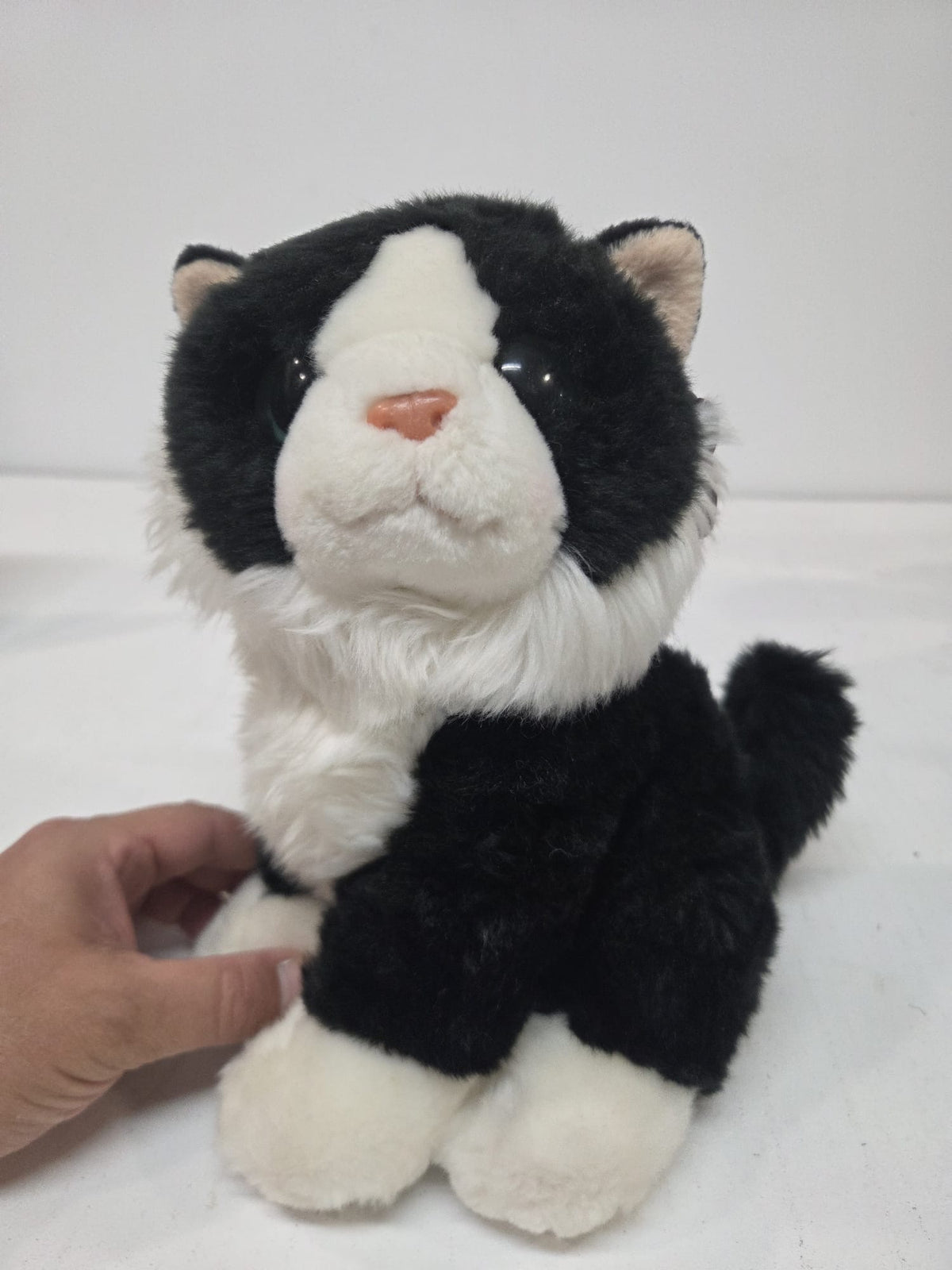 Peluche de Gato Blanquinegro Tipo Esmoquin – Posh Paws (20 cm)