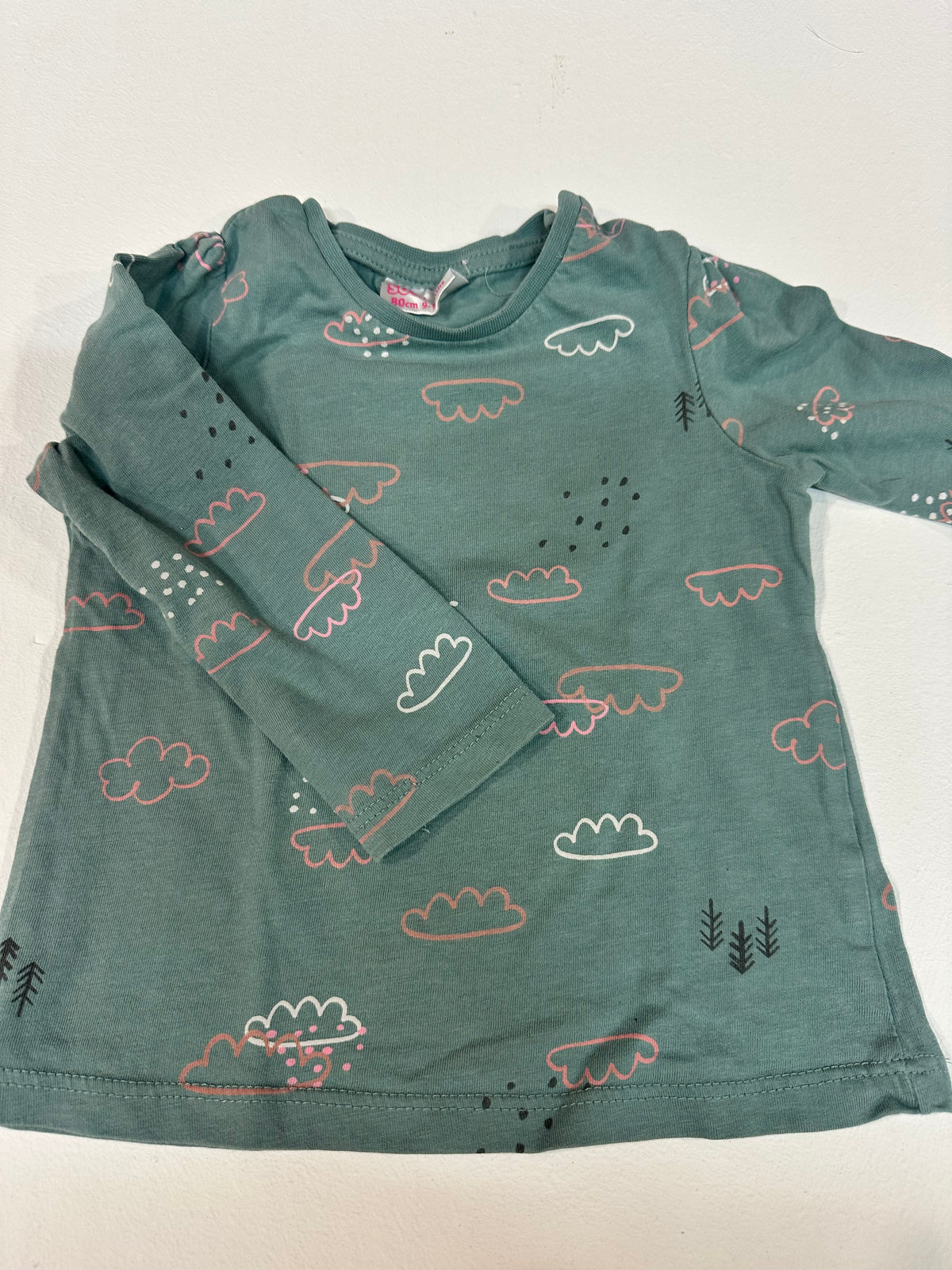 Camiseta Manga Larga Bebé "So Cute" (Talla 9-12 Meses / 80 cm) – Verde con Estampado de Nubes