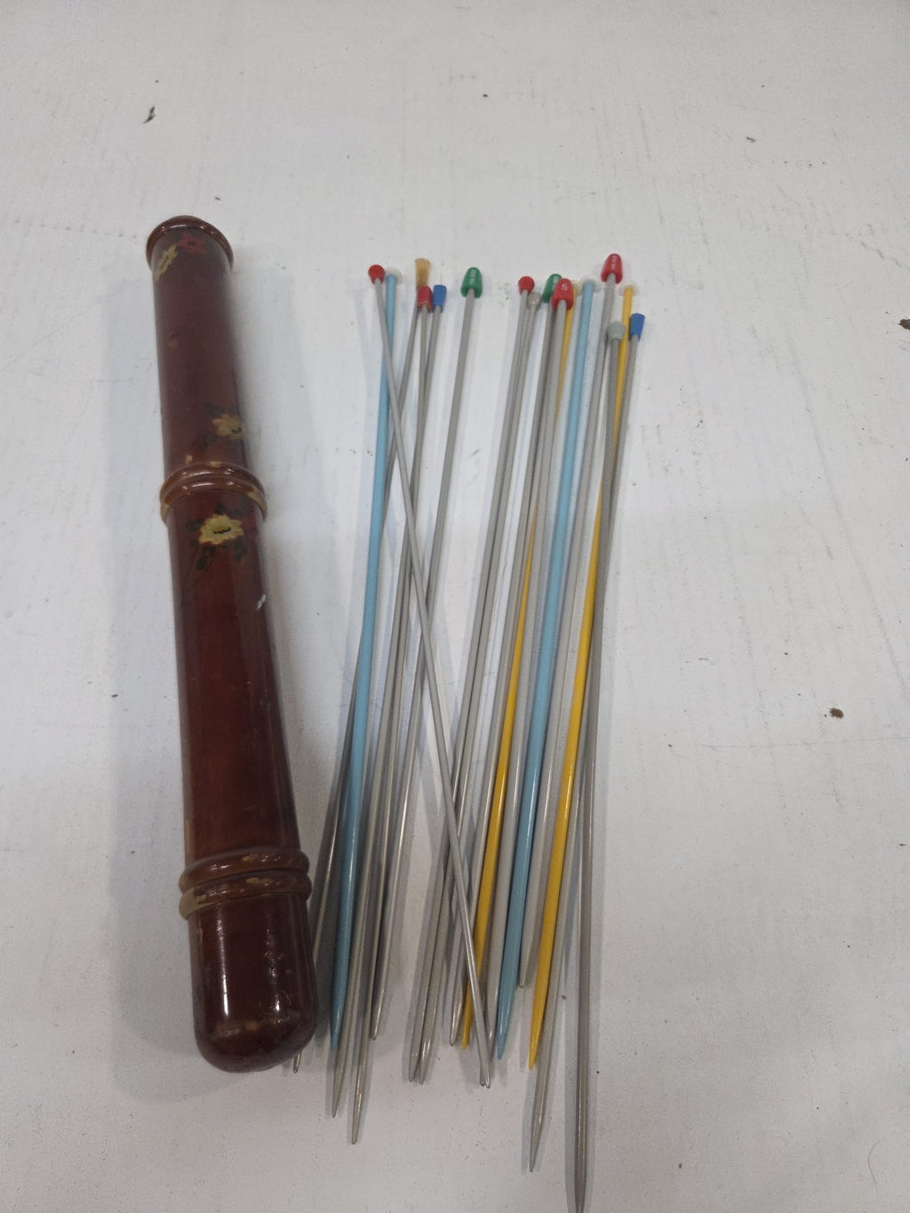 Estuche Guardagujas Vintage de Madera Pintada a Mano + Set de Agujas de Tejer Variadas