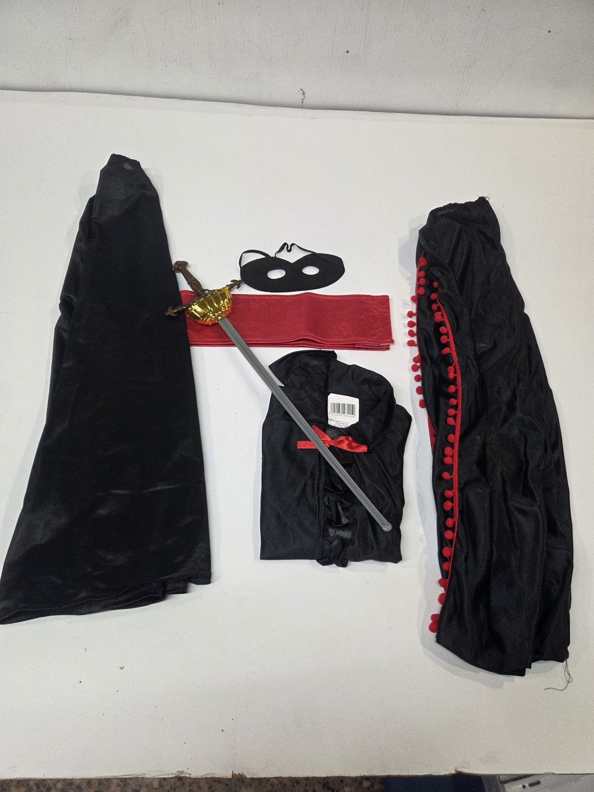 Disfraz Infantil de Zorro / Bandido Misterioso para Niños (Talla 7-9 años) – Incluye Camisa, Pantalón, Capa, Máscara, Fajín y Espada