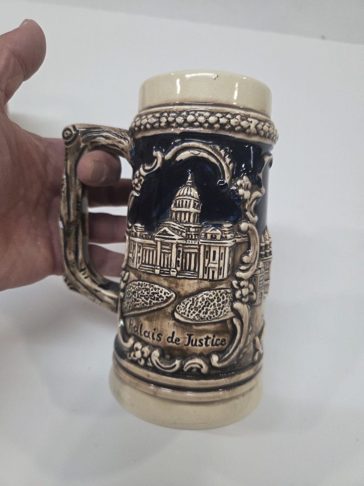Jarra de Cerveza Alemana / Belga de Cerámica en Relieve - Souvenir de Bruselas (Manneken Pis, Palais de Justice y Hôtel de Ville)