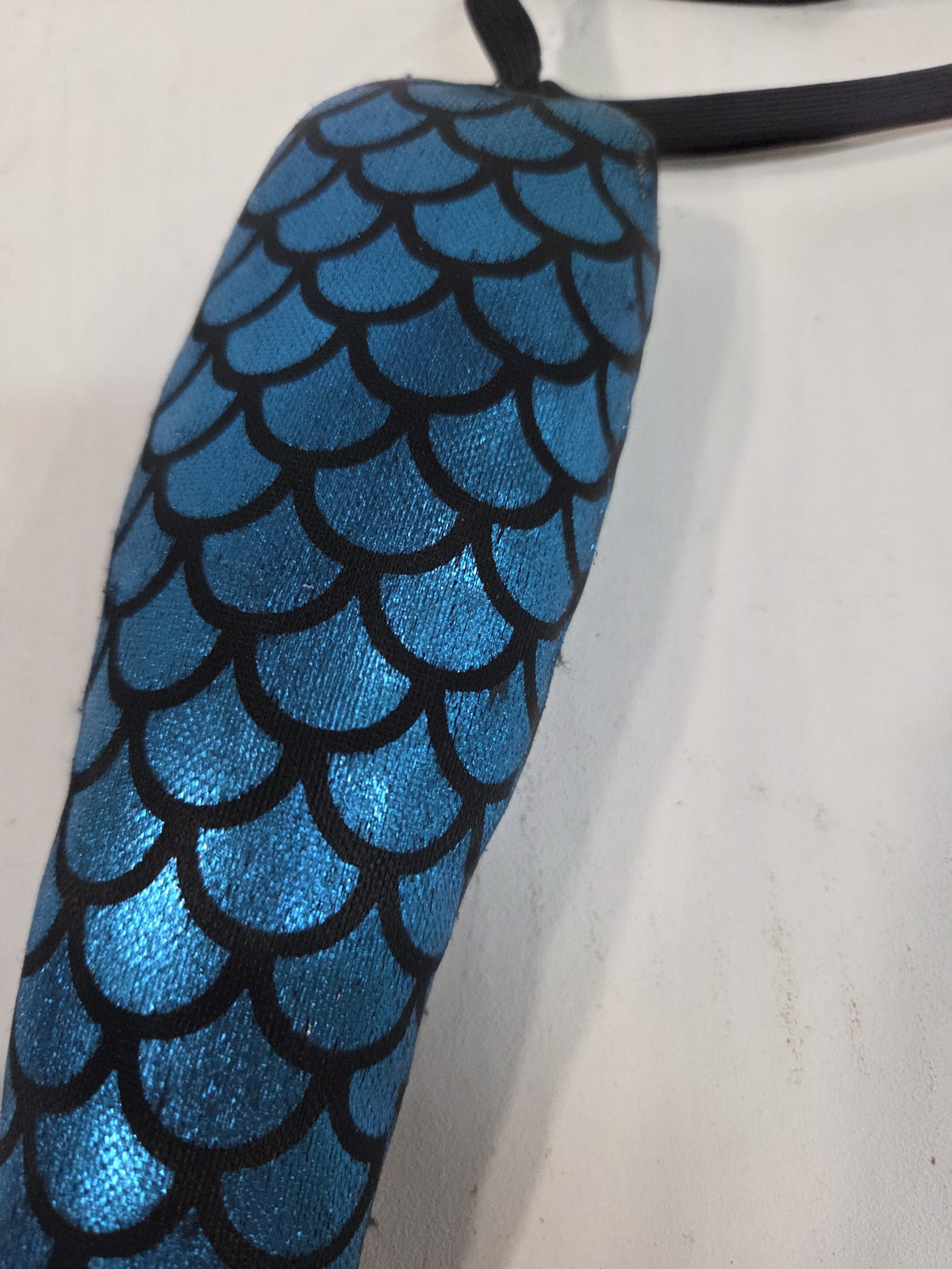 Cola de Sirena de Disfraz Ajustable – Cola Azul Brillante con Escamas (Aproximadamente 25 cm)