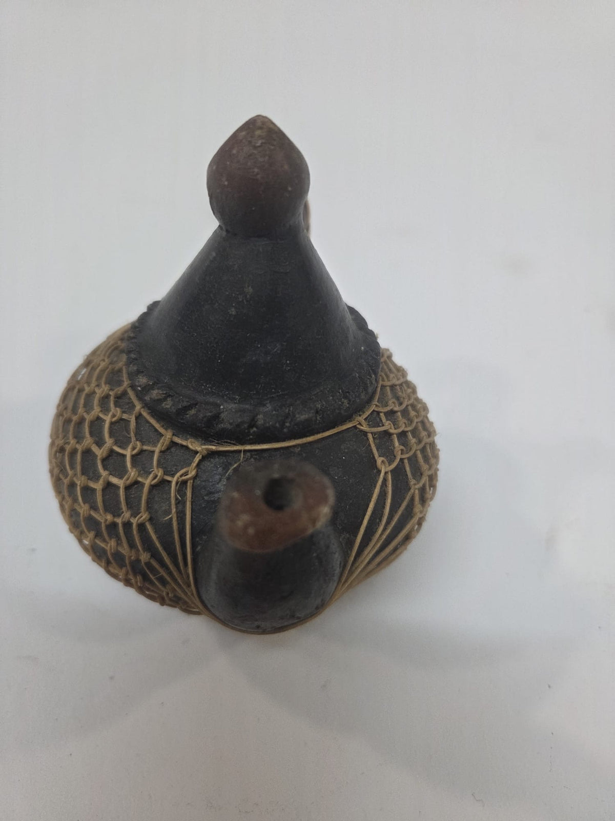 Tetera Artesanal Miniatura de Barro Negro y Red de Fibra Natural – Pieza Etno-Decorativa
