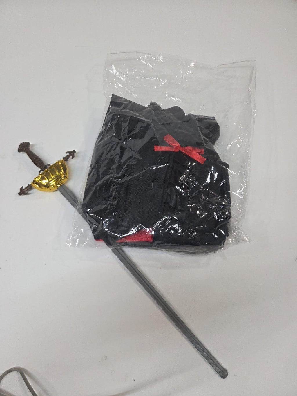Disfraz Infantil de Zorro / Bandido Misterioso para Niños (Talla 7-9 años) – Incluye Camisa, Pantalón, Capa, Máscara, Fajín y Espada