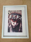 Cuadro Decorativo Retrato Indígena / Nativa Americana con Marco Blanco (32x47 cm)