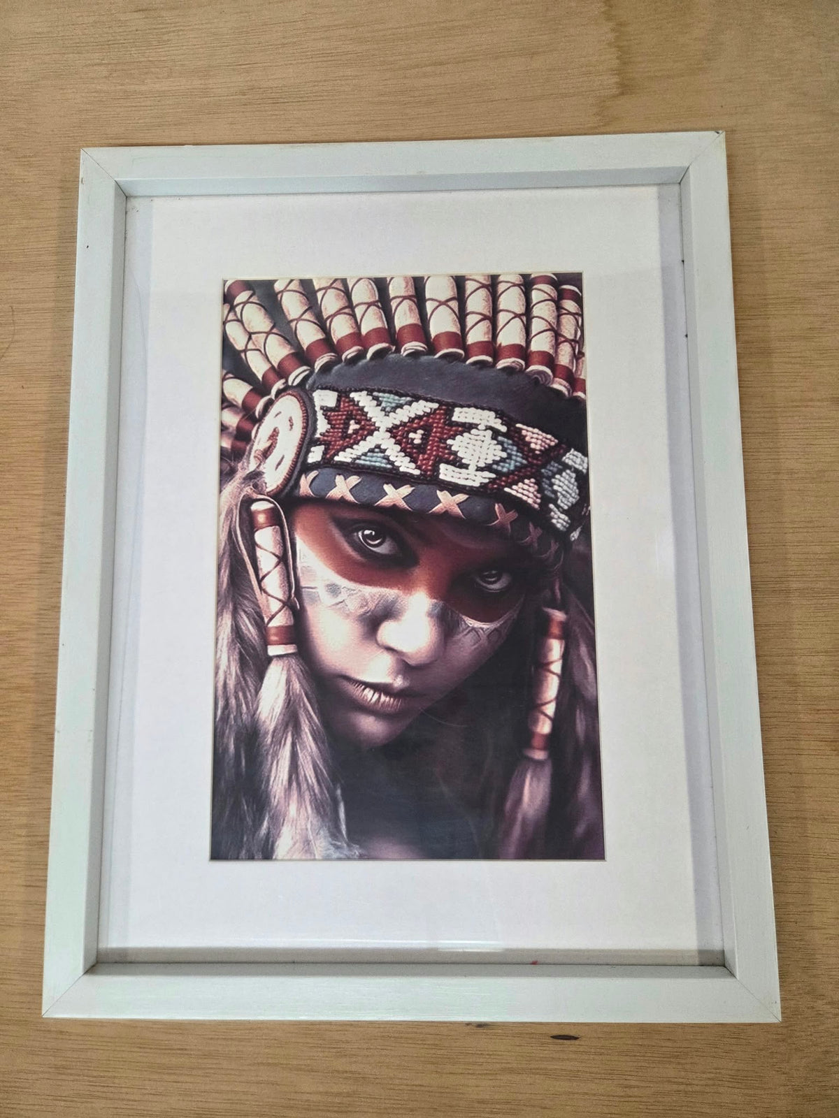 Cuadro Decorativo Retrato Indígena / Nativa Americana con Marco Blanco (32x47 cm)