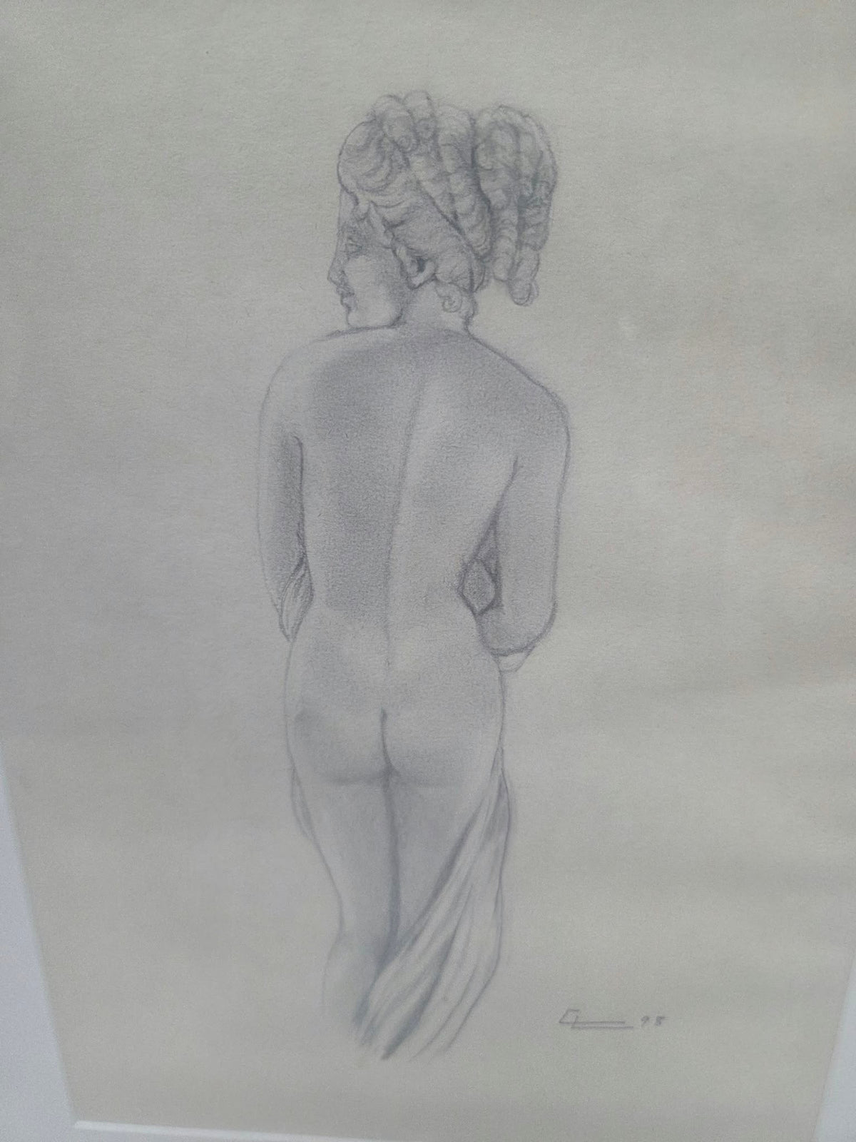 Dibujo original a lápiz "Desnudo femenino clásico de espalda" - Monograma y año 98 (Enmarcado)