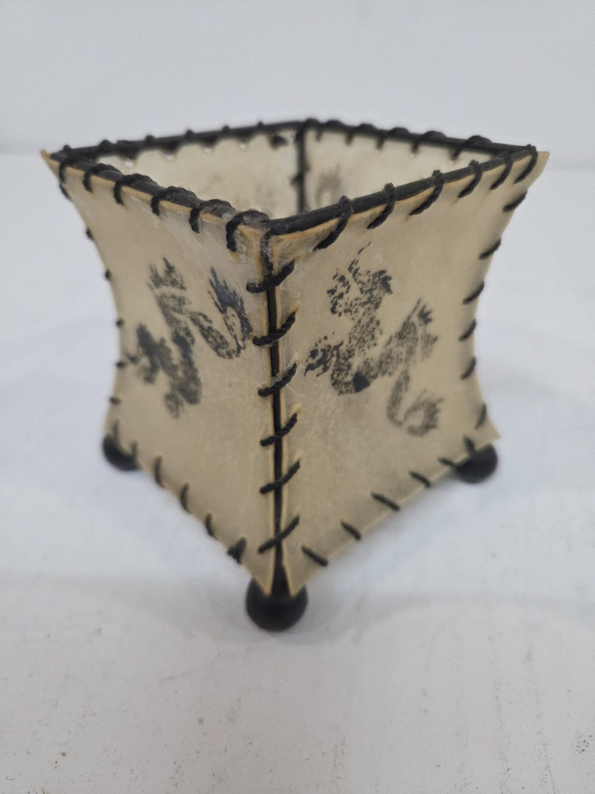 Portavelas Rústico de Pergamino con Grabado de Dragón Oriental