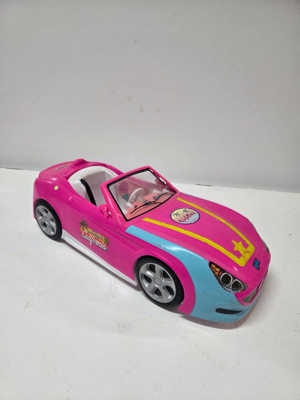 Coche Descapotable Rosa Nancy "Un Día en California" – Famosa (Segunda Mano)