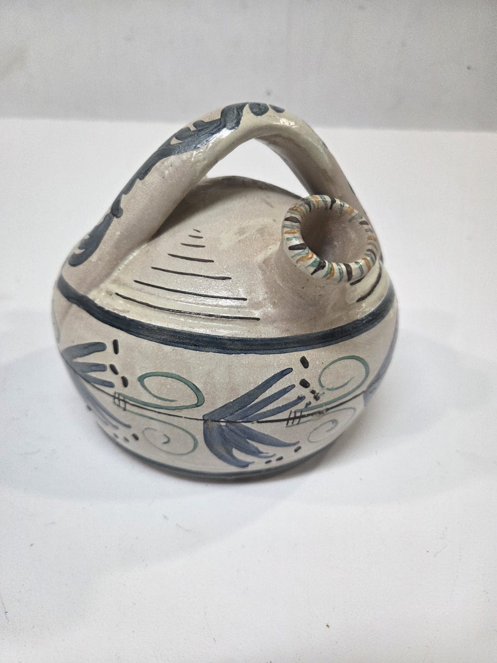 Botijo Antiguo de Cerámica Artesanal de Segorbe – Firmado V. Gil (18 cm)