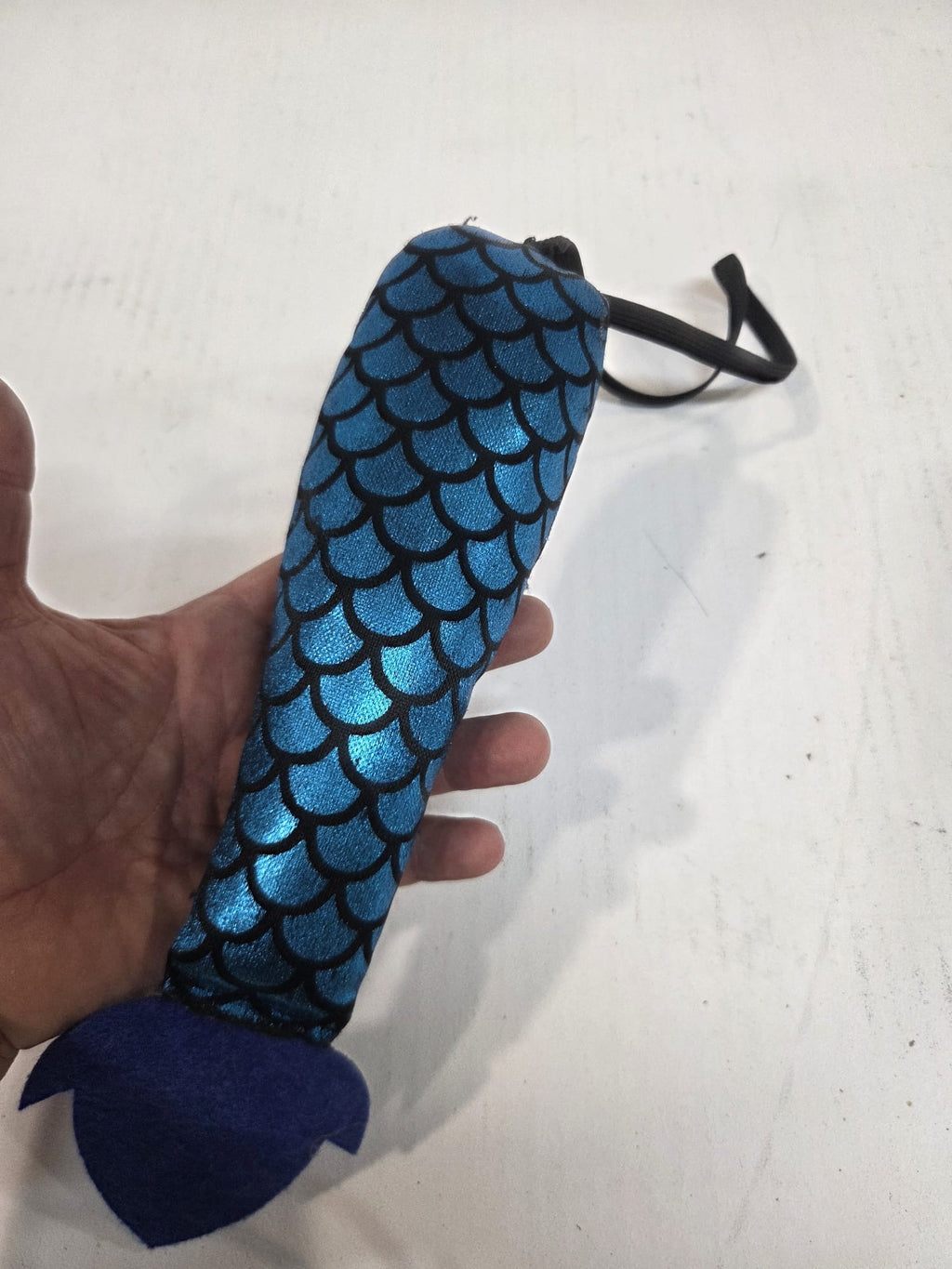 Cola de Sirena de Disfraz Ajustable – Cola Azul Brillante con Escamas (Aproximadamente 25 cm)
