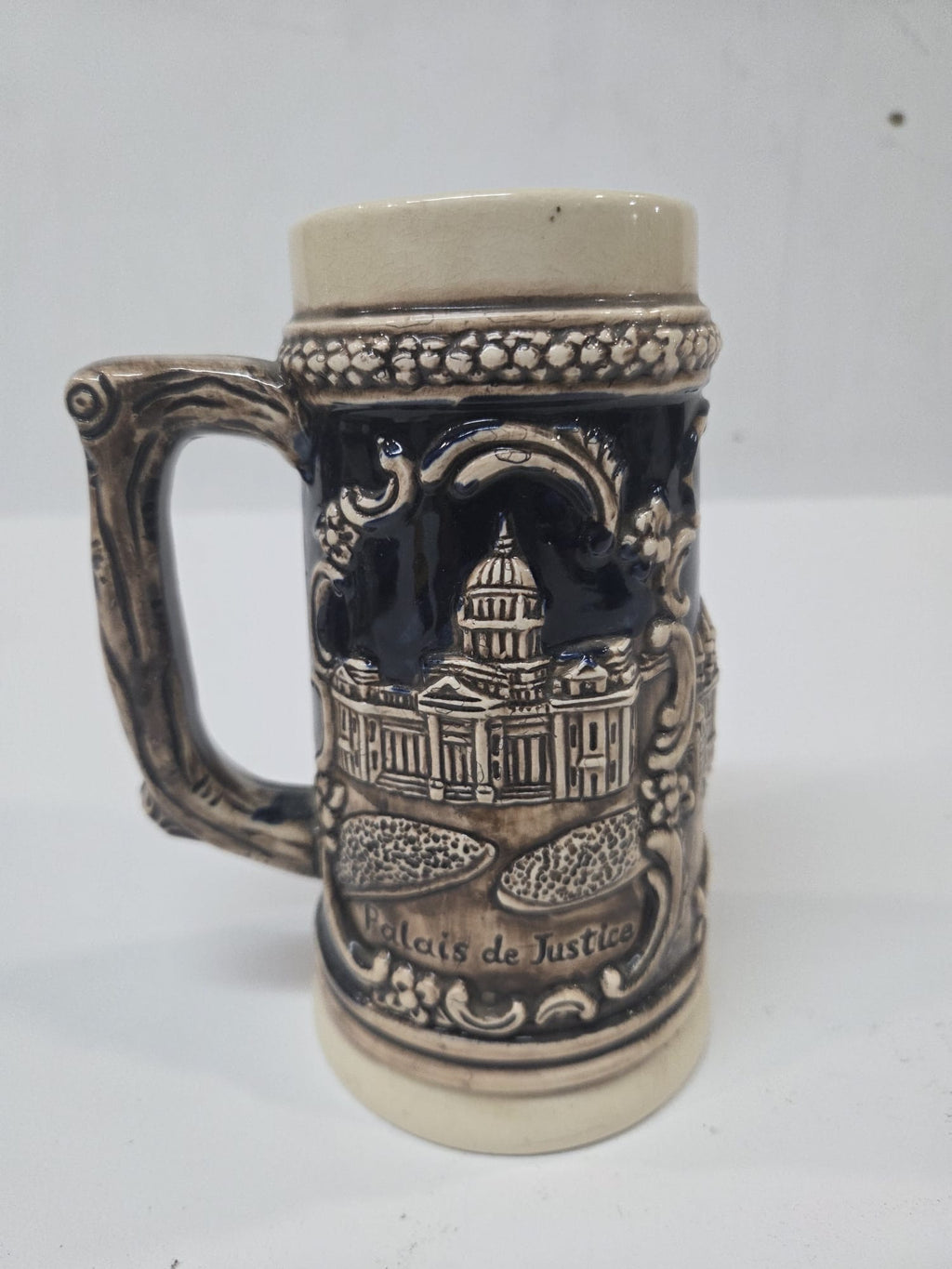 Jarra de Cerveza Alemana / Belga de Cerámica en Relieve - Souvenir de Bruselas (Manneken Pis, Palais de Justice y Hôtel de Ville)