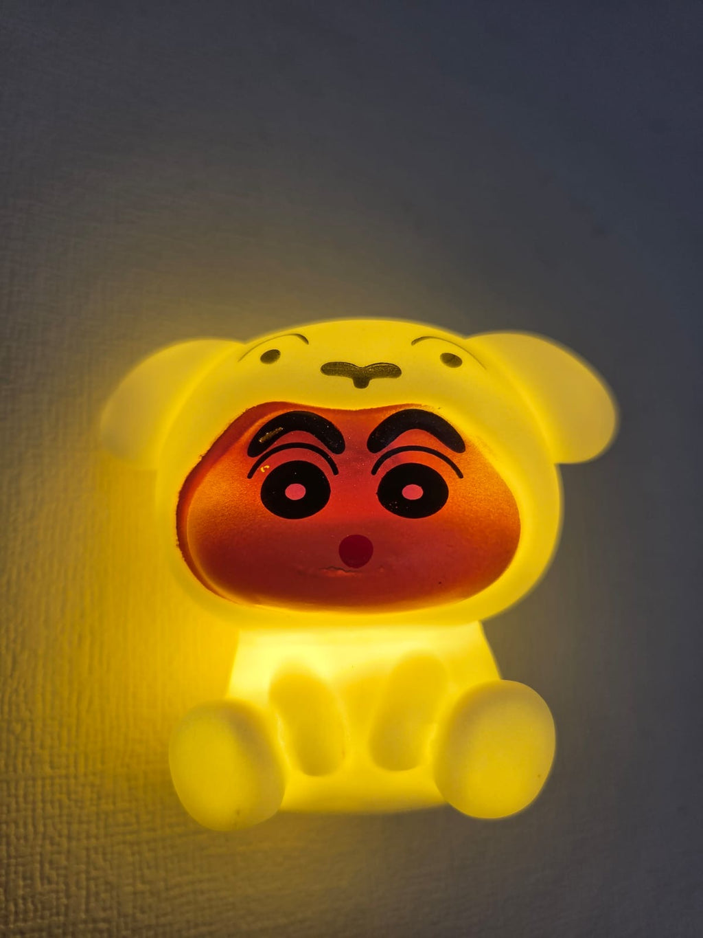 Lámpara de Noche LED Shin-Chan Disfraz Nevado | Luz Quitamiedos Infantil y Coleccionable