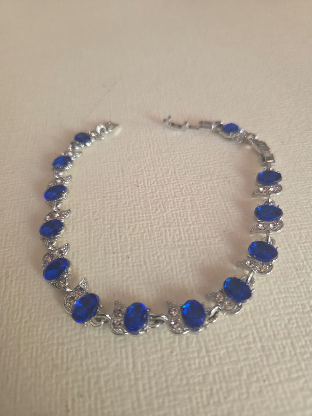 Pulsera Elegance de Cristales Ovalados en Azul Zafiro y Plateado