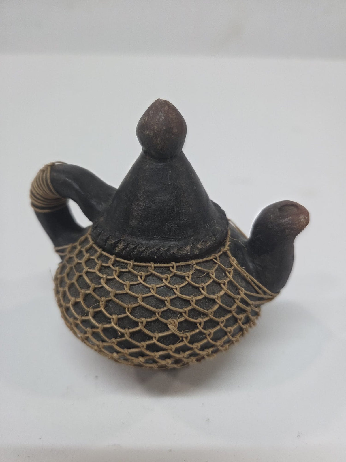 Tetera Artesanal Miniatura de Barro Negro y Red de Fibra Natural – Pieza Etno-Decorativa