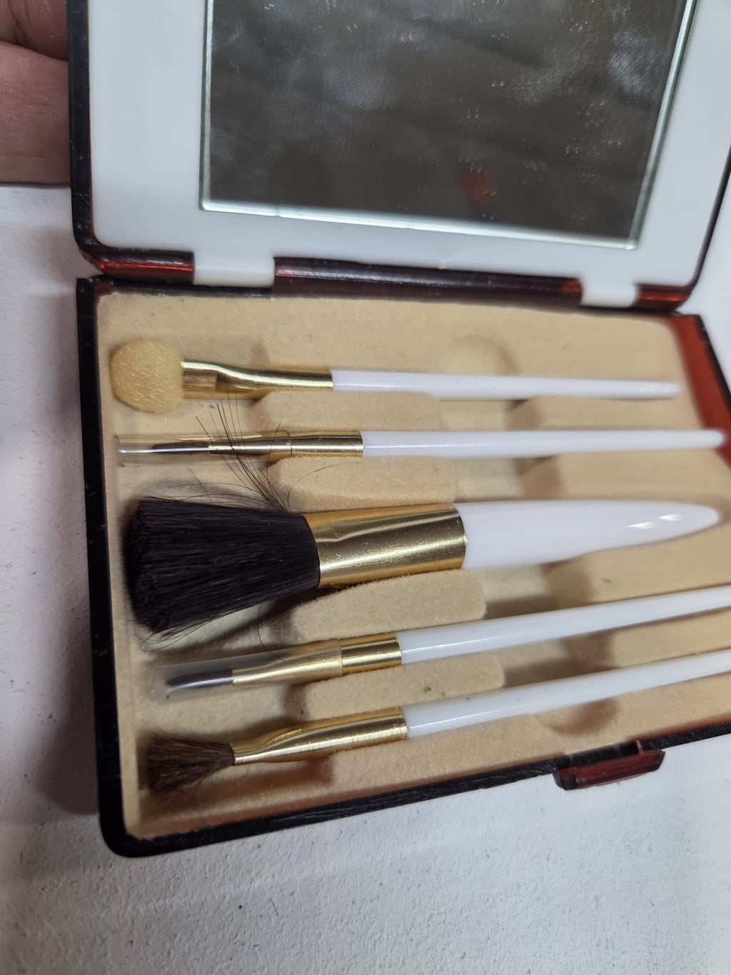 Set de brochas de maquillaje vintage con estuche carey y espejo con luz