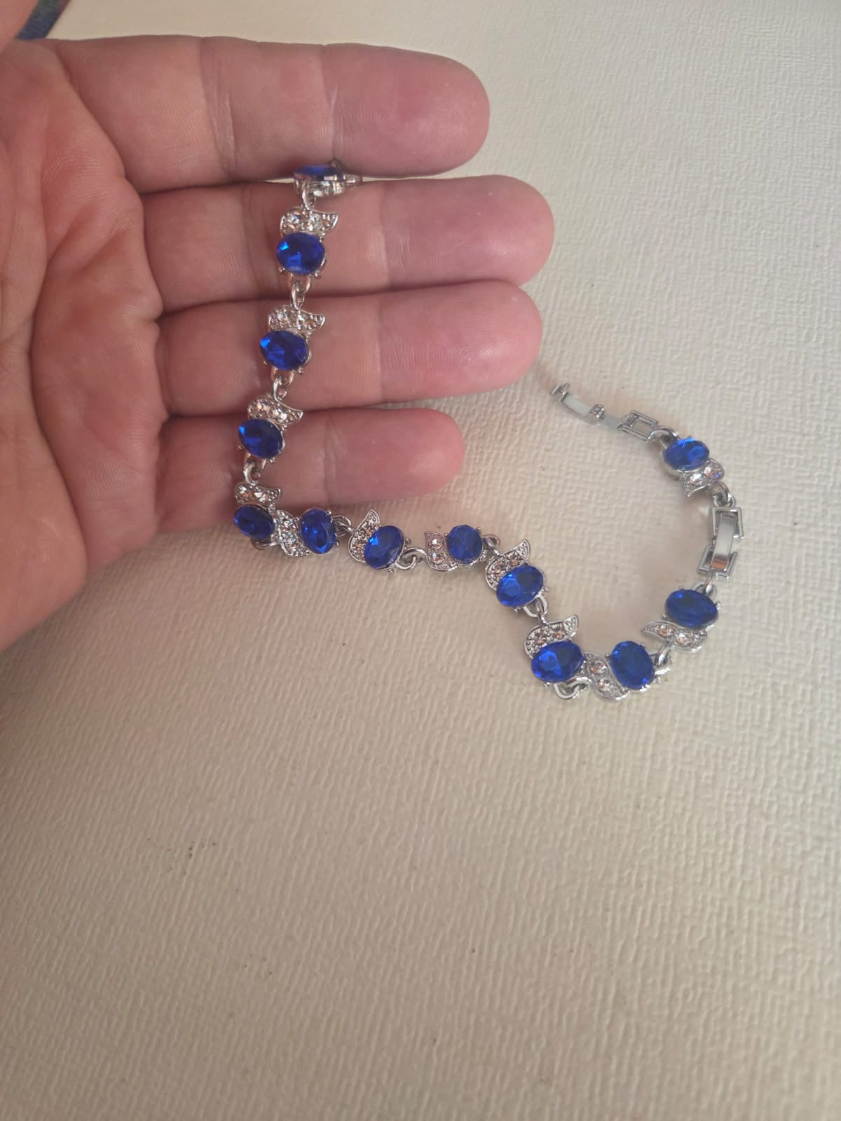 Pulsera Elegance de Cristales Ovalados en Azul Zafiro y Plateado