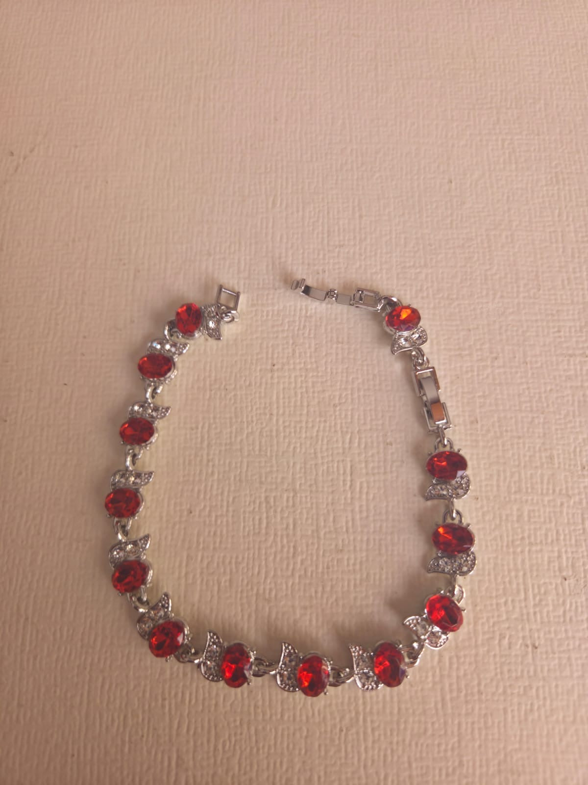 Pulsera Elegance de Cristales Ovalados en Rojo Rubí y Plateado