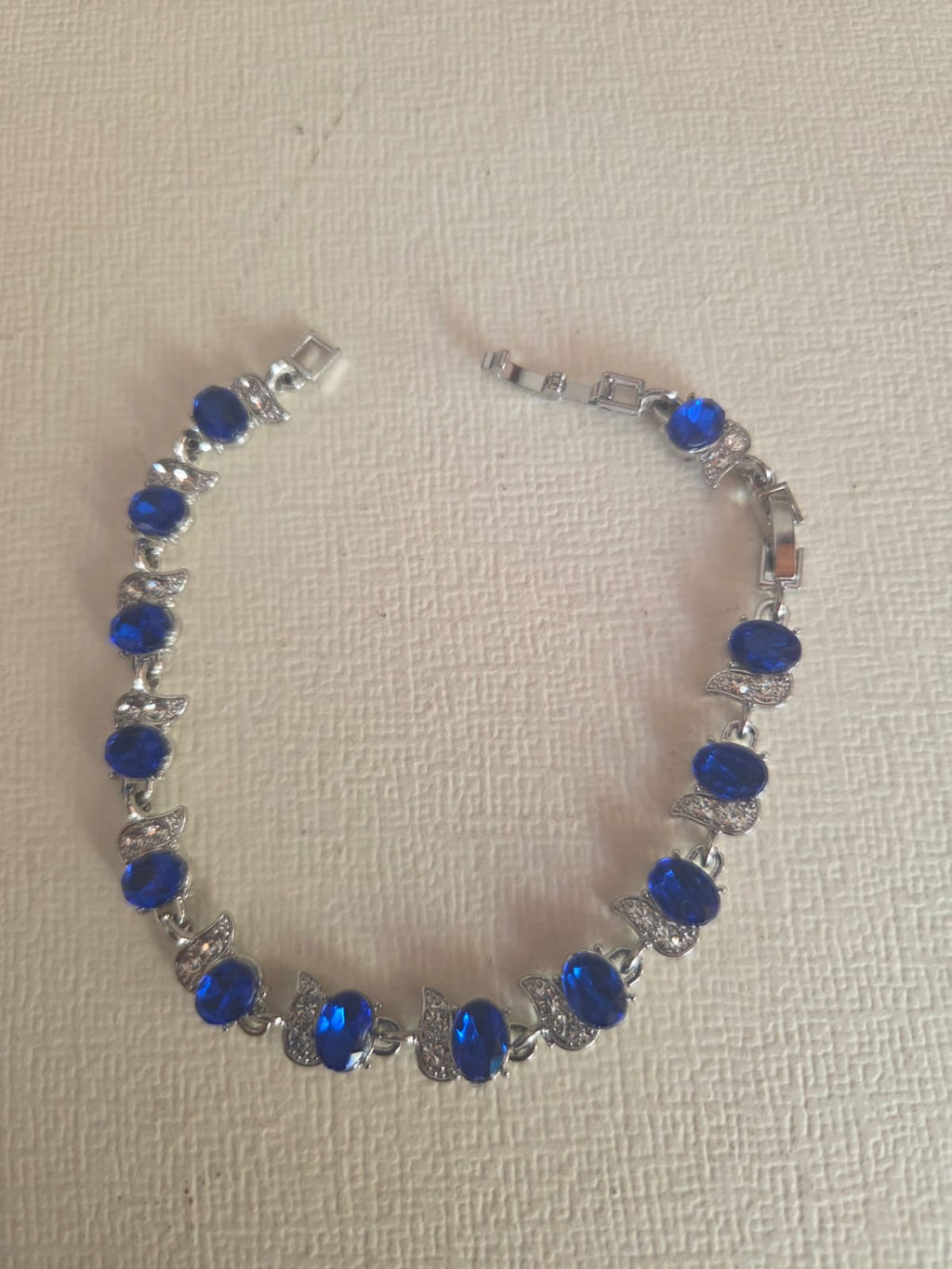 Pulsera Elegance de Cristales Ovalados en Azul Zafiro y Plateado