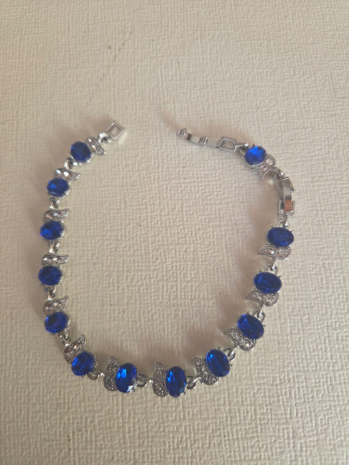 Pulsera Elegance de Cristales Ovalados en Azul Zafiro y Plateado