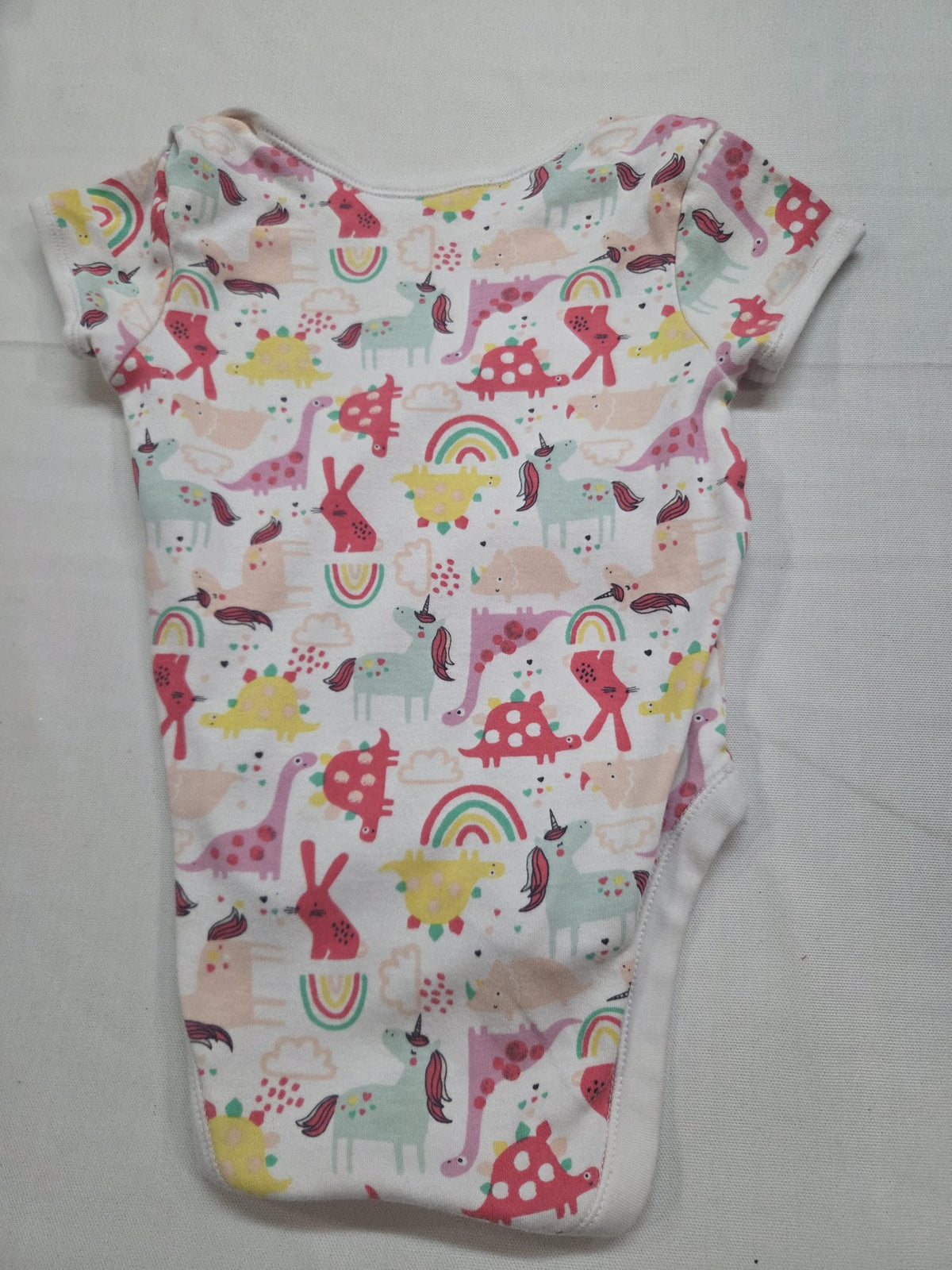 Body Bebé Manga Corta - Estampado Dinosaurios y Unicornios⁠