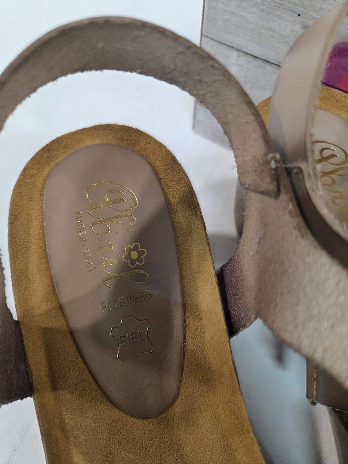 Sandalia Cuña Piel Vaquetilla Piedra – Made in Spain