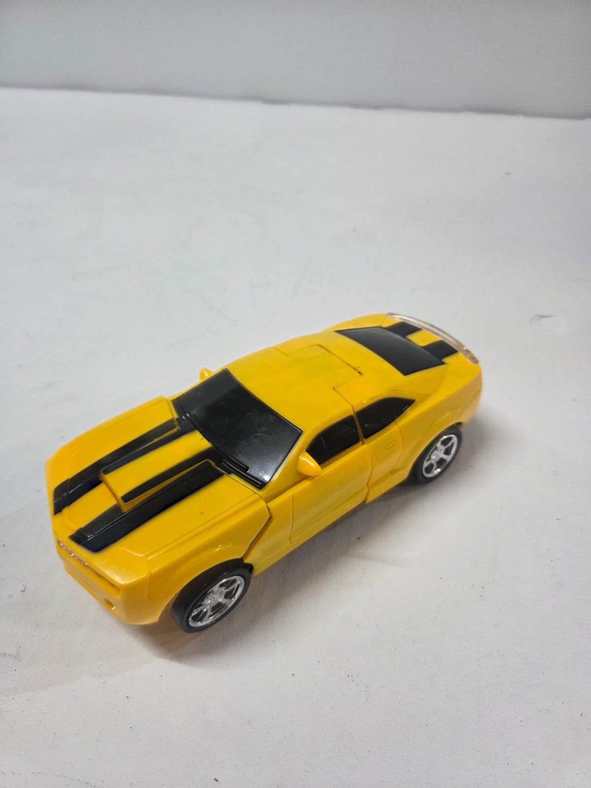 Auto Transformer Eléctrico con Luz LED y Sonido – Auto de Carreras Convertible en Robot