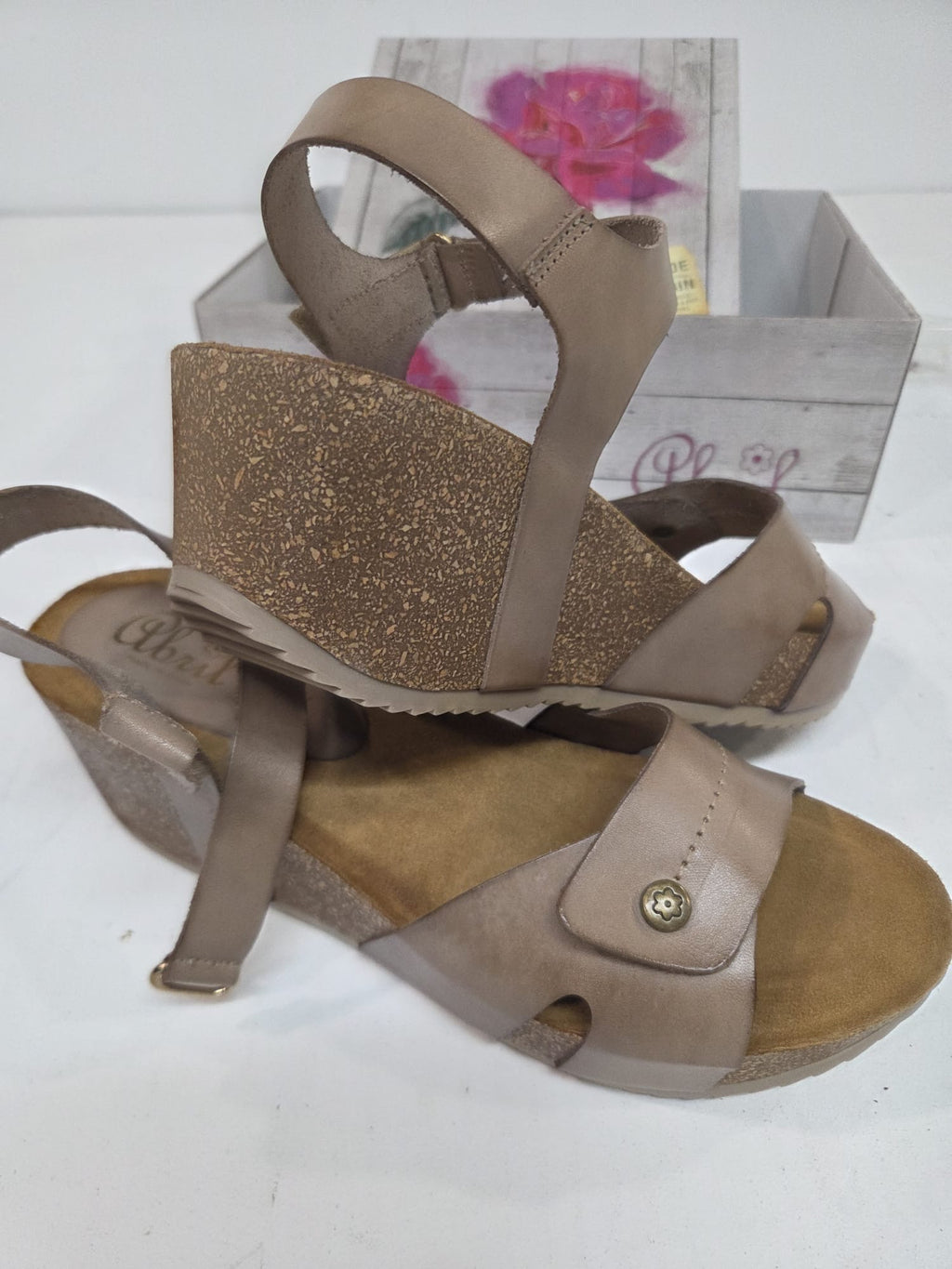 Sandalia Cuña Piel Vaquetilla Piedra – Made in Spain