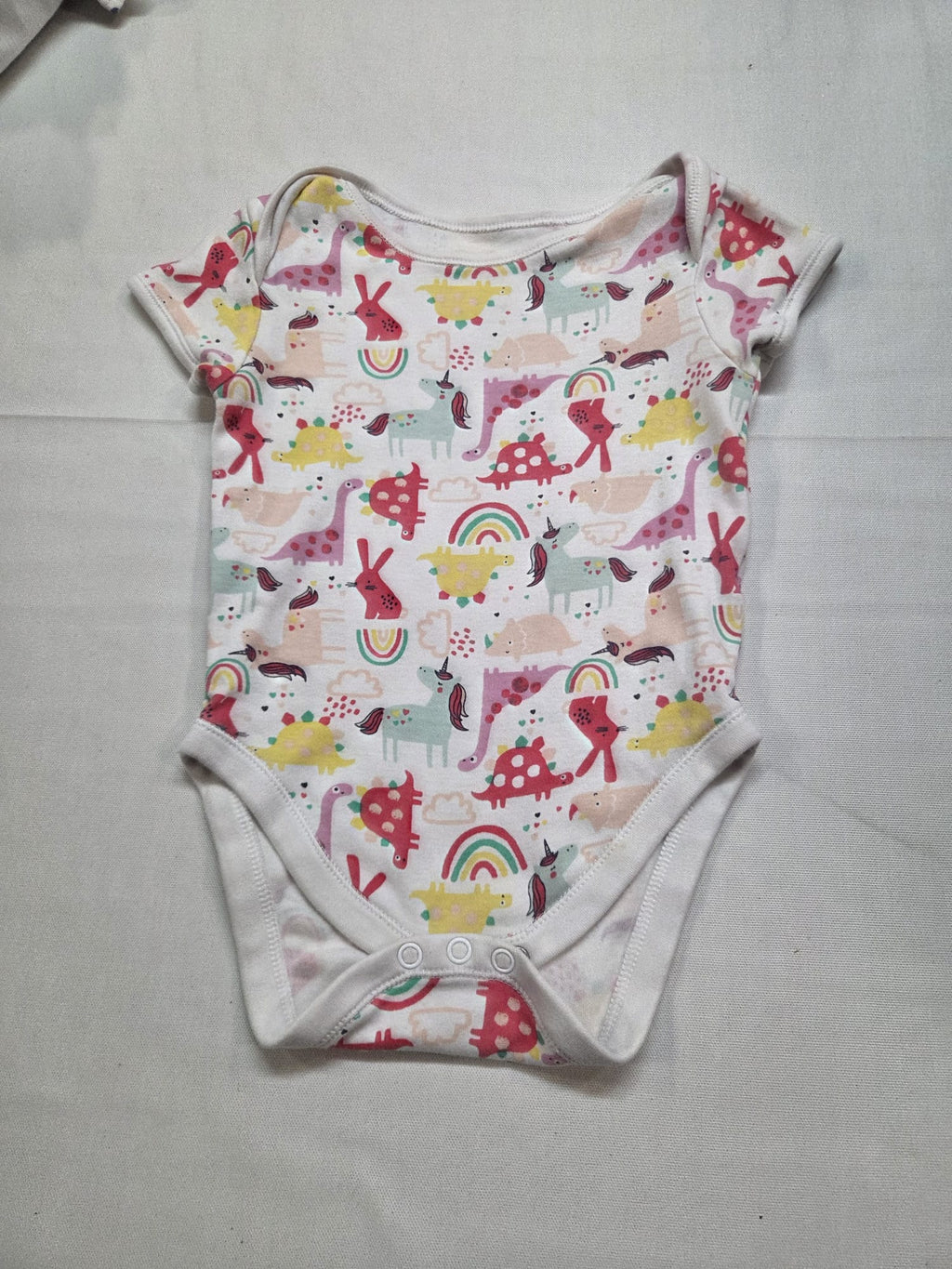 Body Bebé Manga Corta - Estampado Dinosaurios y Unicornios⁠