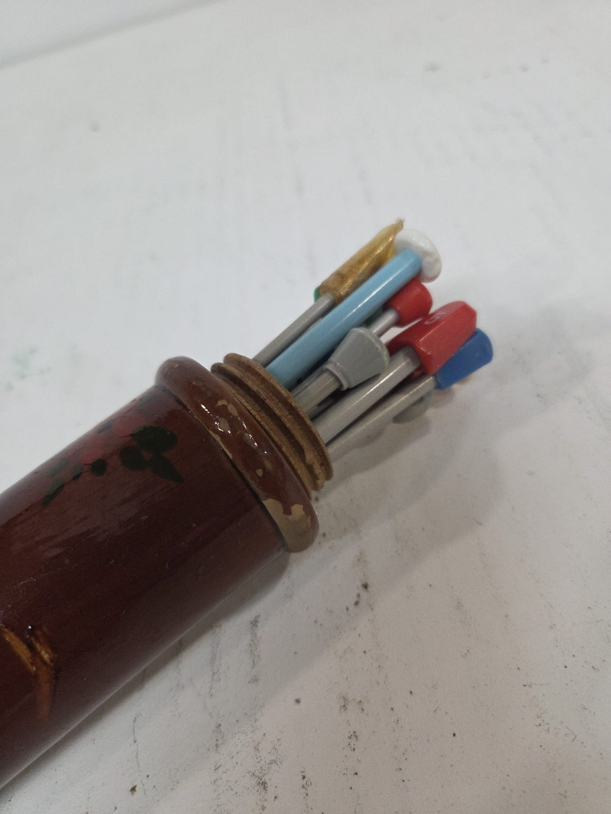 Estuche Guardagujas Vintage de Madera Pintada a Mano + Set de Agujas de Tejer Variadas