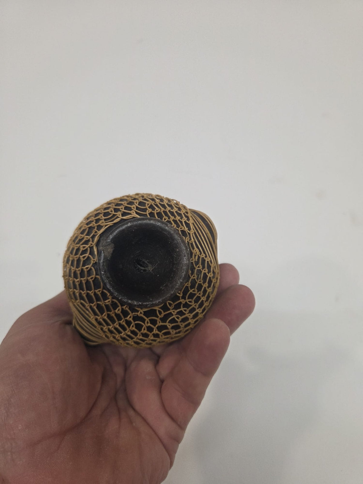 Tetera Artesanal Miniatura de Barro Negro y Red de Fibra Natural – Pieza Etno-Decorativa