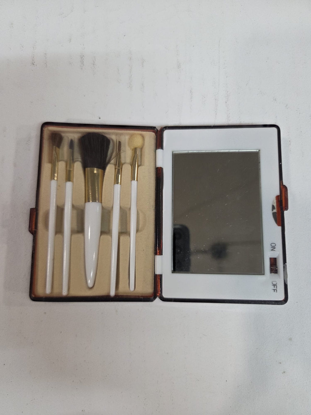 Set de brochas de maquillaje vintage con estuche carey y espejo con luz