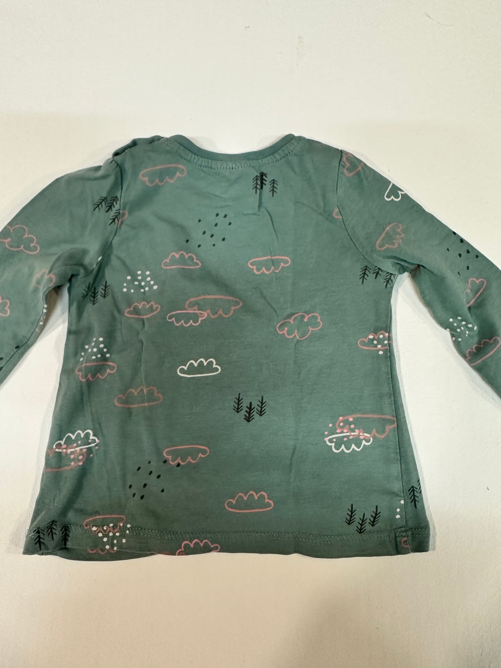 Camiseta Manga Larga Bebé "So Cute" (Talla 9-12 Meses / 80 cm) – Verde con Estampado de Nubes
