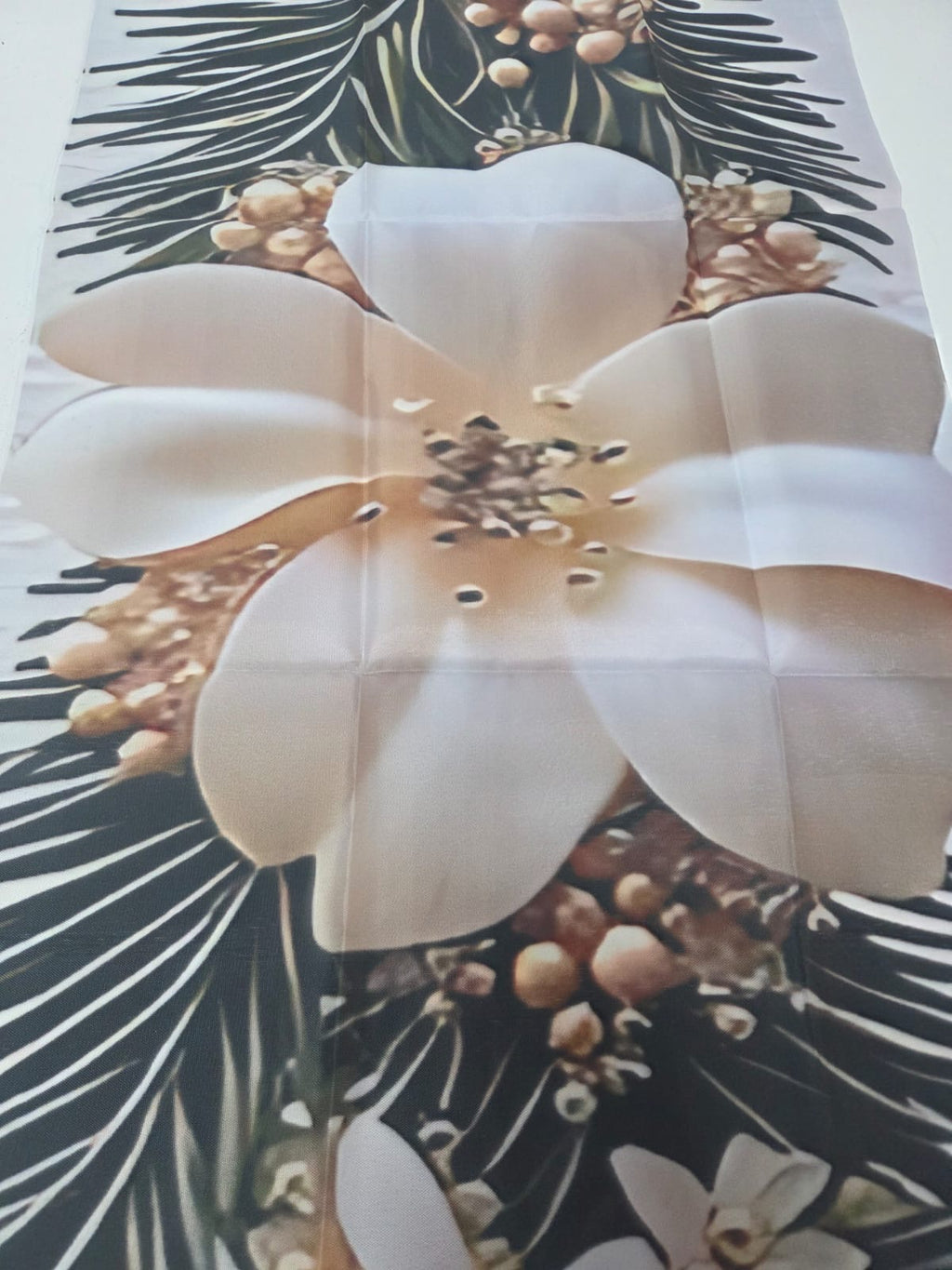 Camino de Mesa Navideño «Elegancia Botánica» con Magnolias Blancas y Piñas de Pino