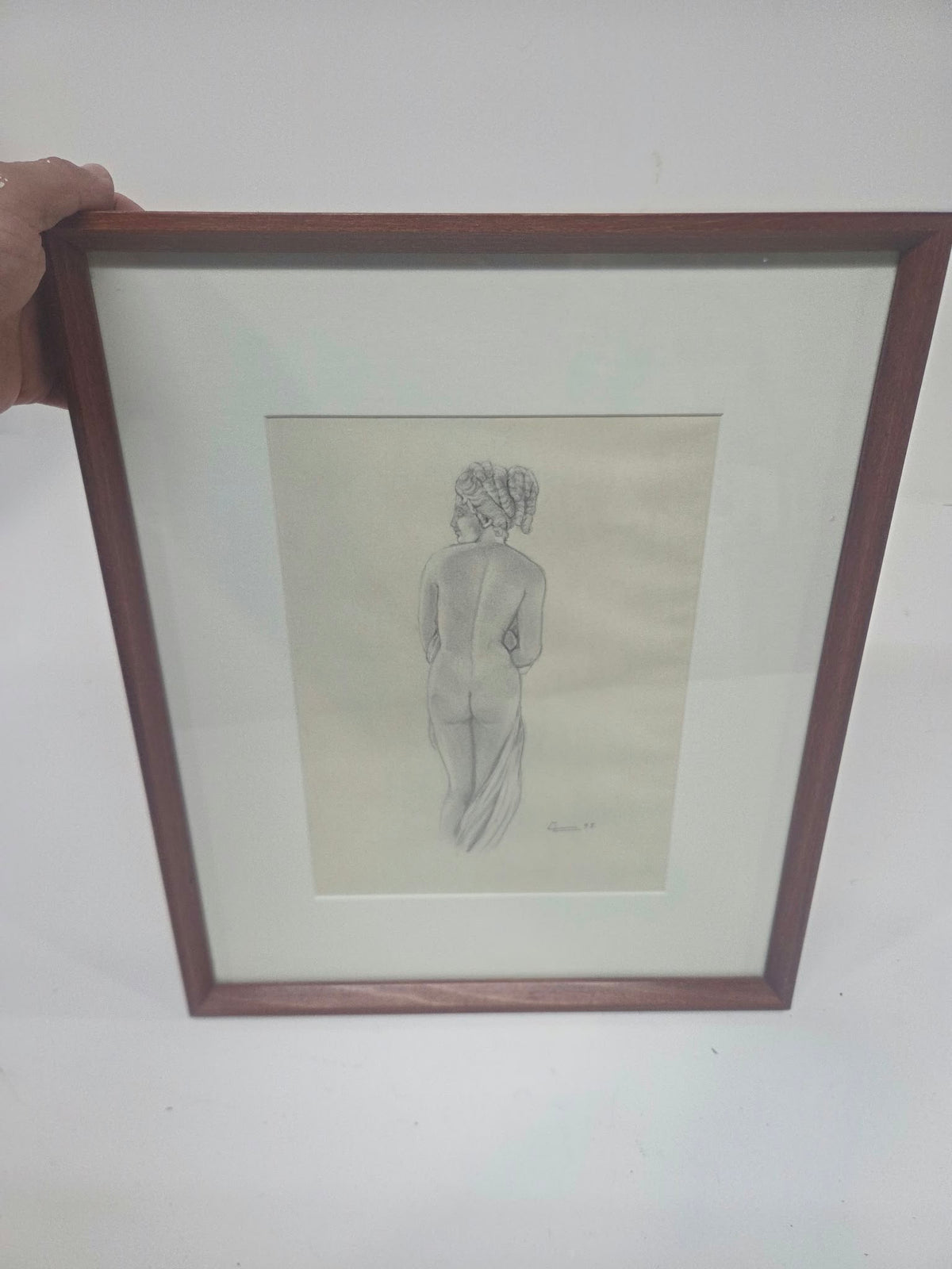 Dibujo original a lápiz "Desnudo femenino clásico de espalda" - Monograma y año 98 (Enmarcado)