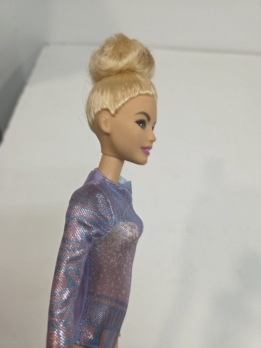 Muñeca Barbie Gimnasta Rítmica / Gimnasia Artística Mattel 2016 – Maillot Metalizado Morado