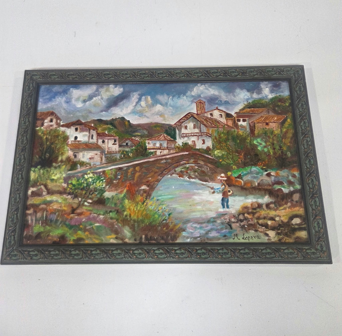 Cuadro al Óleo Paisaje Rural con Pescador y Puente – Firmado M. Lopera (Con Marco)