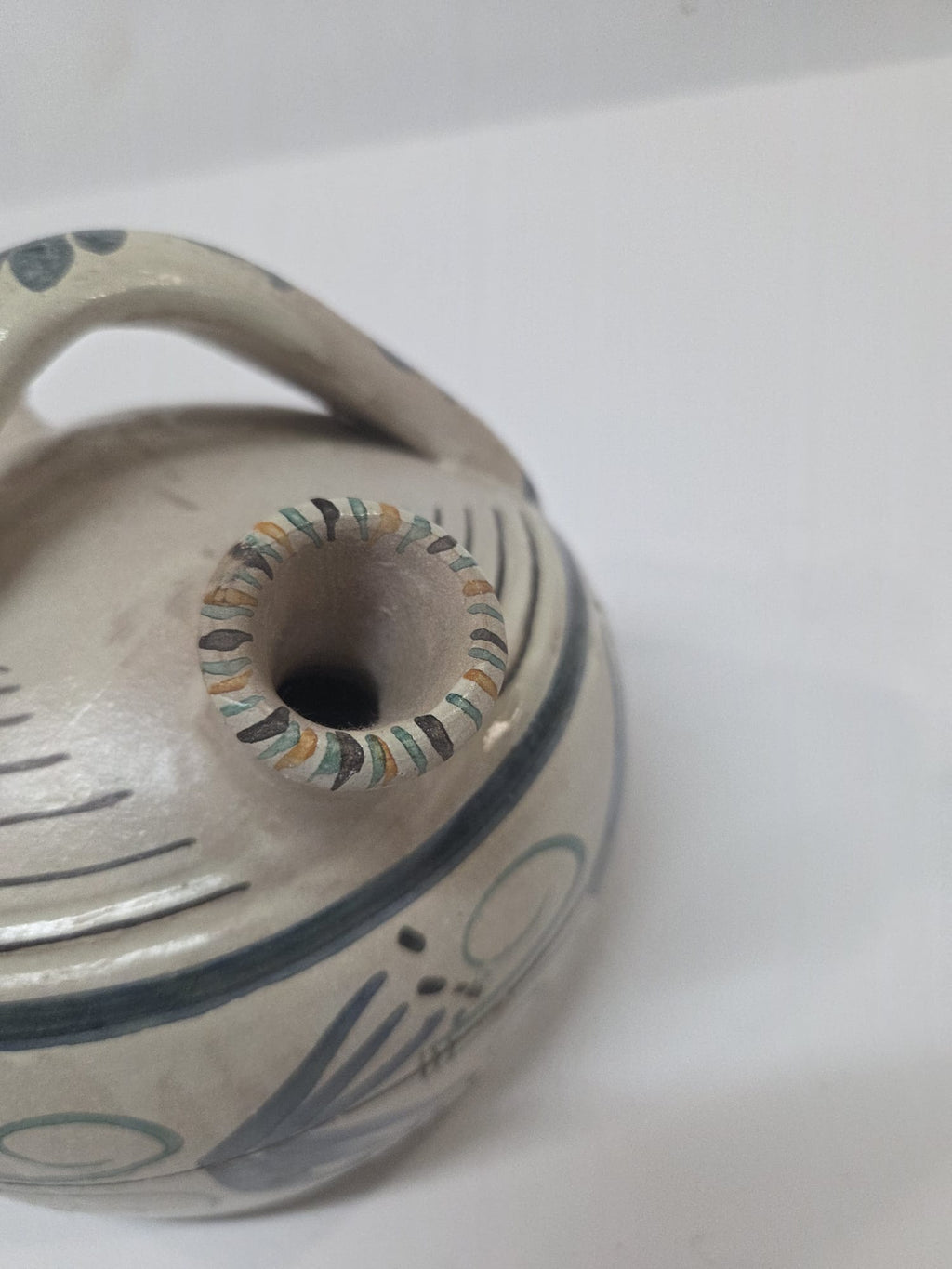 Botijo Antiguo de Cerámica Artesanal de Segorbe – Firmado V. Gil (18 cm)