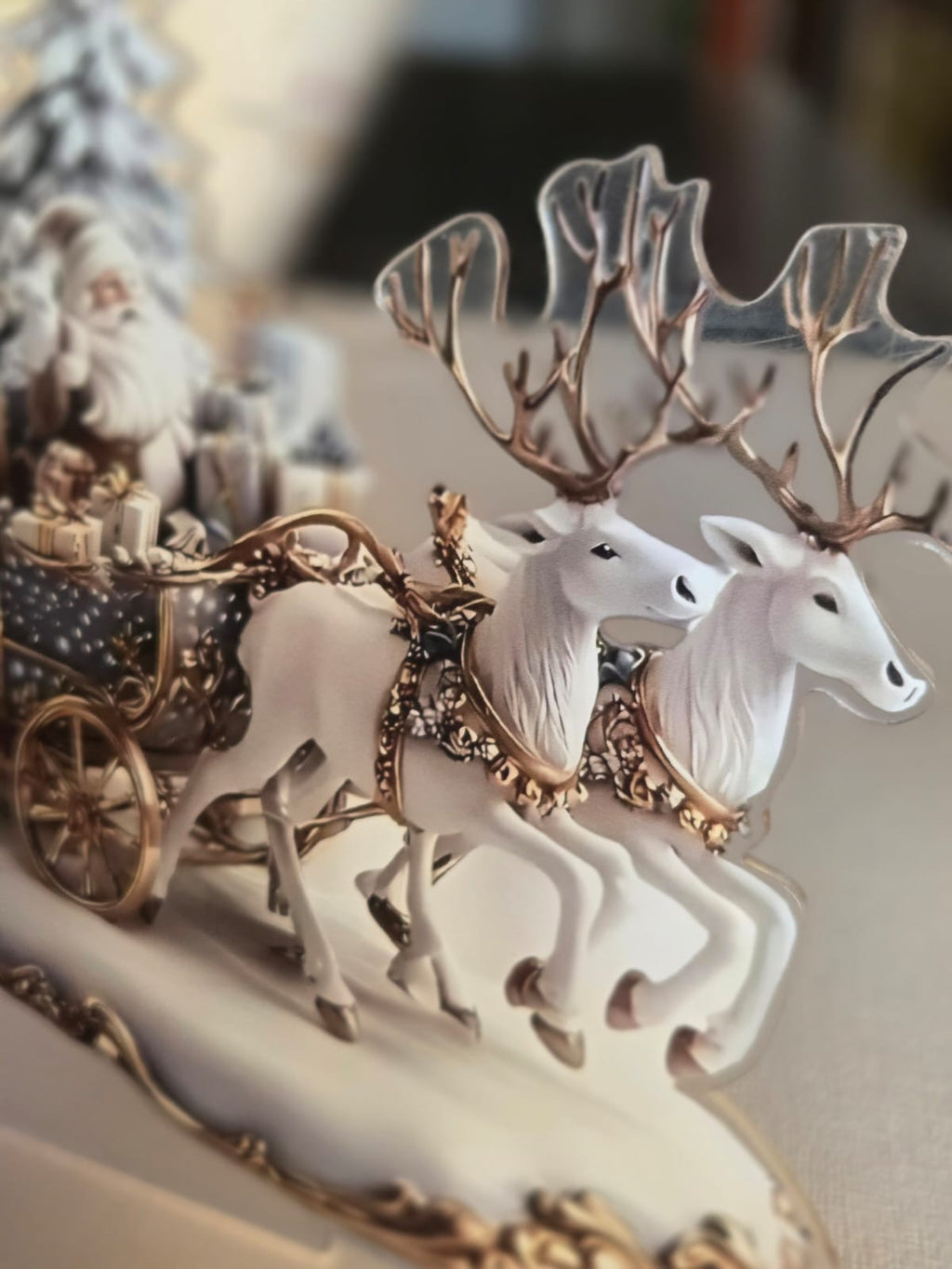 Adorno Decorativo Navideño de Acrílico – Papá Noel en Trineo con Renos