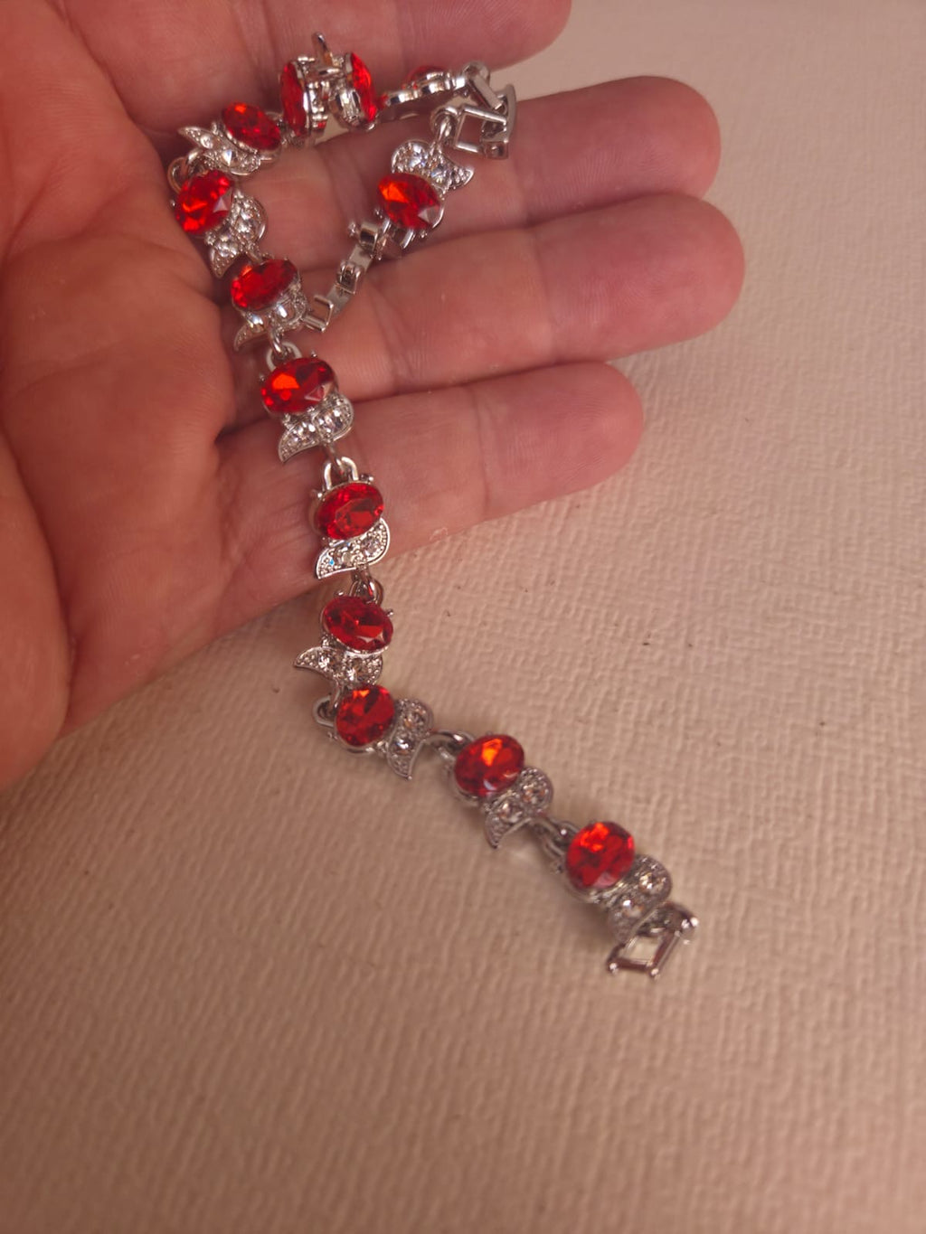 Pulsera Elegance de Cristales Ovalados en Rojo Rubí y Plateado